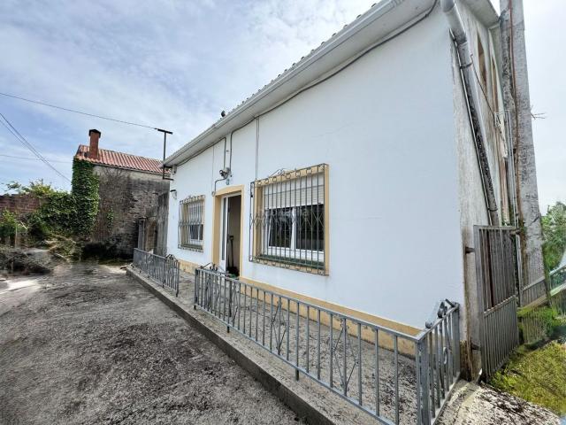 Casa en venta en Laracha. Casa en Carballo para reformar. Casas.