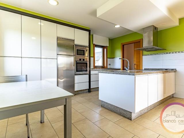 Casa en venta en Laracha. AMPLIA CASA a 10 MINUTOS de la PLAYA con GEOTERMIA, SÓTANO y TERRENO por 475.000 en A Laracha A Coruña !. Casas.