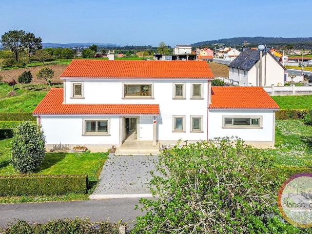 Casa en venta en Laracha. AMPLIA CASA a 10 MINUTOS de la PLAYA con GEOTERMIA, SÓTANO y TERRENO por 475.000 en A Laracha A Coruña !. Casas.