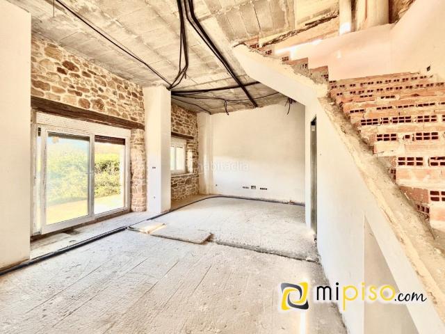 Casa en venta en Laredo, El Callejo La Pesquera La Arenosa. Inmobiliaria Mi Piso te presenta en EXCLUSIVA esta maravillosa casa con terreno en Tarrueza, a escasos minutos de Laredo. Amplitud.