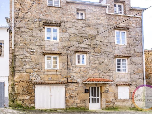 Casa en venta en Laxe. Edificio con VISTAS al MAR a MENOS de 100 m de la PLAYA 319 m2 por 249.990 en Laxe A Coruña. Casas.