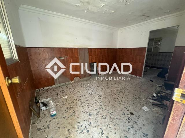 Casa en venta en Lebrija. Casa para reformar Barriada de la Paz. Casas.