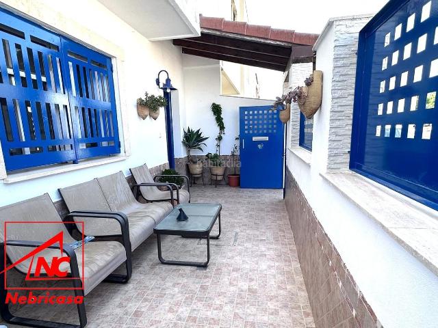 Casa en venta en Lebrija. AMPLIA UNIFAMILIAR CON COCHERAAmplia vivienda unifamiliar de 125 m construidos, con 4 habitaciones, vestidor independiente, patios. Casas.