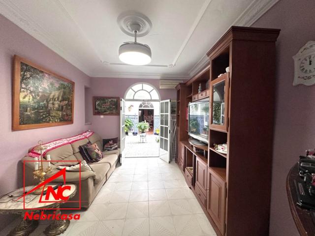 Casa en venta en Lebrija. Amplia vivienda de dos plantas en la ZONA DEL MANTILLO.Ubicada en una zona céntrica y rodeada de todos los servicios necesarios pa. Casas.