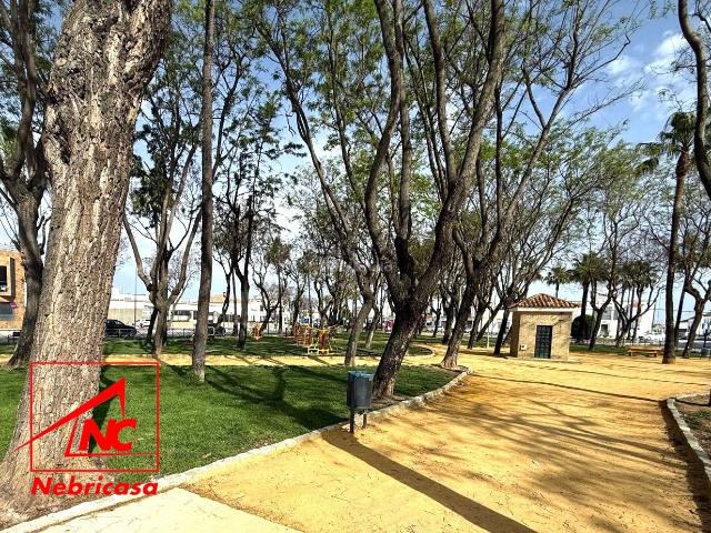 Casa en venta en Lebrija. Espectacular vivienda con sótano y cochera independiente.Se pone a la venta esta amplia y luminosa vivienda de autoconstrucción, c. Casas.