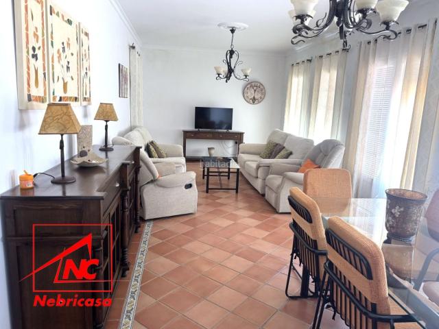 Casa en venta en Lebrija. Magnífica vivienda unifamiliar en la zona de BulevarSe vende estupenda vivienda unifamiliar ubicada en una de las zonas más demand. Casas.