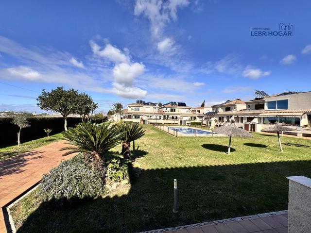 Casa en venta en Lebrija. Unifamiliar en venta en Crta. Los Tollos, 4 dormitorios. Casas.