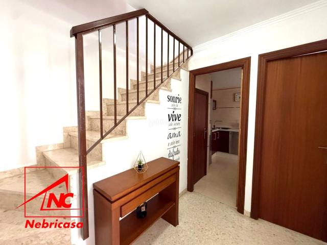 Casa en venta en Lebrija. Vivienda unifamiliar con amplio patio en Las CarrascosasSi buscas una vivienda cómoda, funcional y en una ubicación excelente, est. Casas.