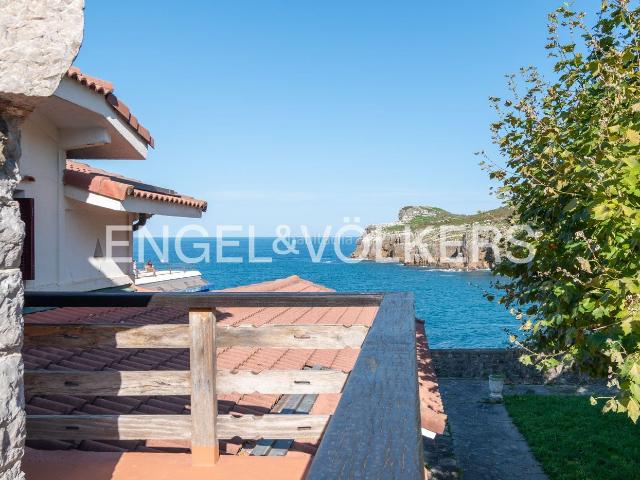 Casa en venta en Lekeitio. Vivienda con licencia para construir un máximo de cuatro adosados en Lekeitio. Casas.