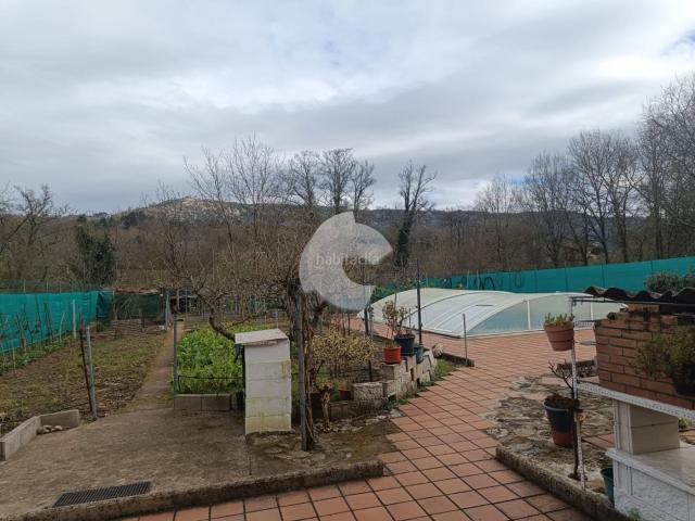 Casa en venta en Leiro. Te presentamos esta propiedad que combina comodidad, espacio y múltiples posibilidades. Ubicada en un terreno de 2500 m, esta casa. Casas.