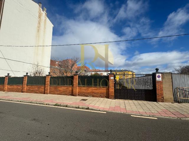 Casa en venta en León, Armunia. BONITA CASA CON DOS PISOS COMPLETOS Y PARCELA DE GRAN TAMAÑO. Casas.