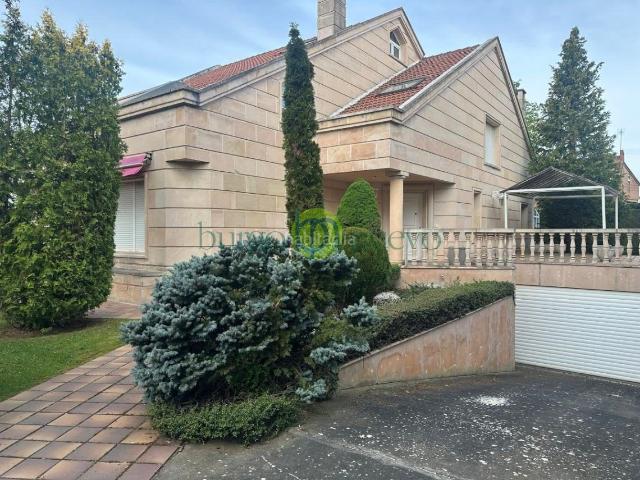 Casa en venta en León, Las Eras de Renueva. Chalet independiente con parcela y piscina en Los Rosales. Casas.