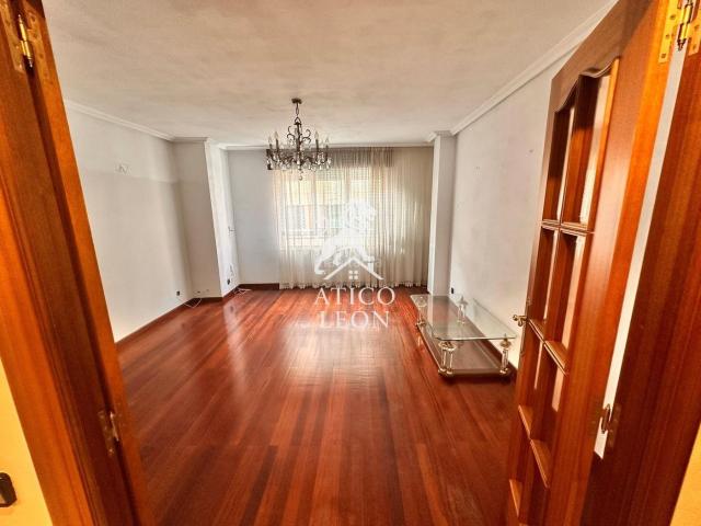 Casa en venta en León, San Esteban. Chalet unifamiliar con dos viviendas independientes, patio y amplio garaje para varios coches en San Esteban. Casas.