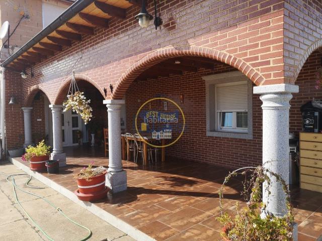 Casa en venta en León, Puente Castro. Casa a la venta en la carretera de Villarroañe, a escasos 5 minutos de León. Casas.
