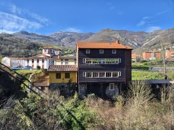 Casa en venta en Lena. Casa en venta en Pola de Lena, 11 dormitorios. Casas.