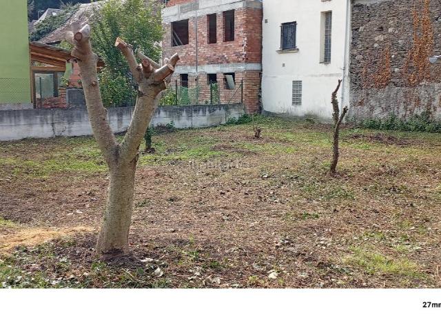 Casa en venta en Les Pirineos. Casa con parcela de 950 mt2. Casas.