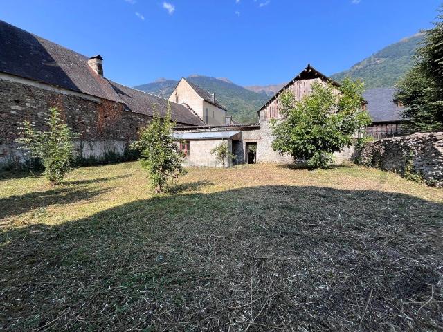 Casa en venta en Les Pirineos. Coto con terreno ene el centro de Les. Casas.