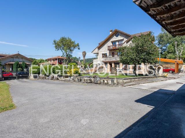 Casa en venta en Liendo. Casa independiente con jardín, ascensor y tres viviendas en Liendo. Casas.