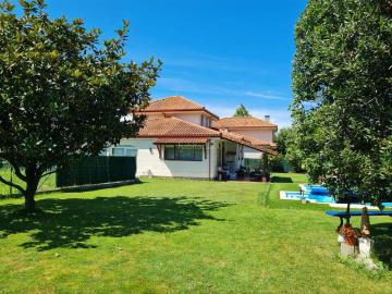 Casa en venta en Liendo. Chalet individual con piscina sobre parcela de 1.400 m en Liendo. Casas.