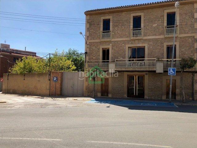 Casa en venta en Linyola. Casa de 785 m con dos viviendas y jardín de 600 m. Casas.
