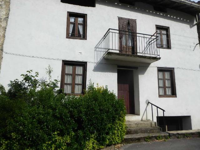 Casa en venta en Lizartza. LIZARTZA. GRAN CASA EN EL CENTRO DEL PUEBLO DE PLANTA BAJA, MÁS DOS PLANTAS Y BAJO CUBIERTA. ES NECESARIA UNA REFORMA INTEGRAL. Casas.