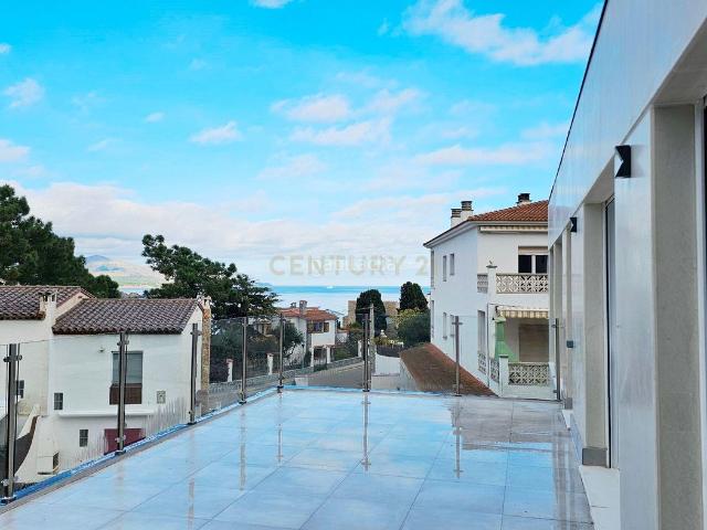 Casa en venta en Llançà, Cau del Llop Super Fener Fener Costa Brava. Villa de obra nueva con piscina infinita, terrazas y vistas al mar en Llançà. Casas.