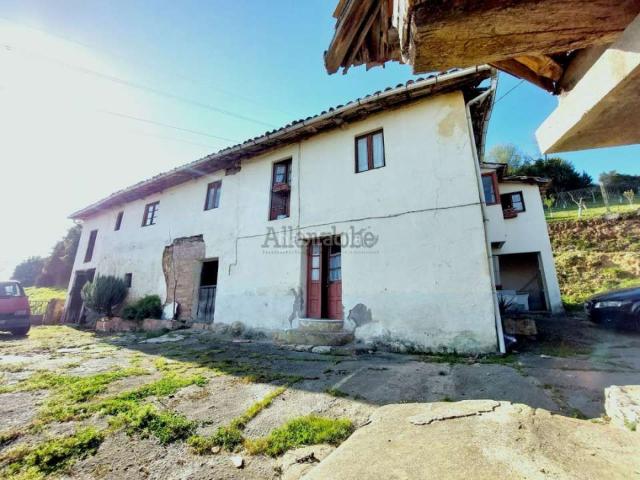 Casa en venta en Llanera. CASA DE PUEBLO PARA REHABILITACION EN GRAN FINCA PARCELABLE. Casas.