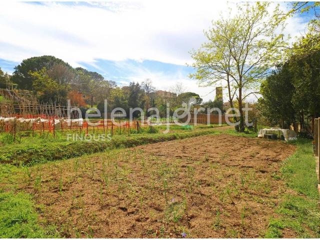Casa en venta en Llagostera. CASA PARA REFORMAR CON UNA GRAN PARCELA EDIFICABLE EN EL CENTRO DE LLAGOSTERA. Casas.