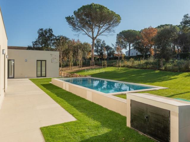 Casa en venta en Llagostera. De Nueva Construcción y De Una Sola Planta Con Piscina y Jardín Totalmente Acabada. Casas.