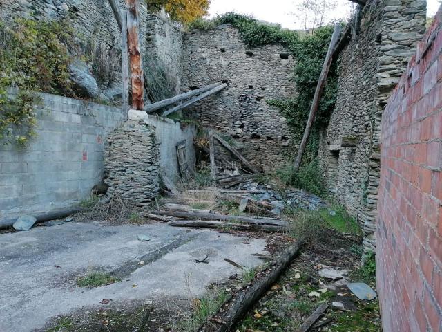 Casa en venta en Llavorsí Pirineos. Pajar con patio a reformar. Casas.