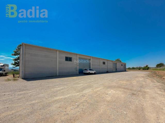 Casa en venta en Lleida, La Caparrella. Vivienda con 7 naves y 3 hectáreas de terreno en venta en La Caparrella Lleida. Casas.