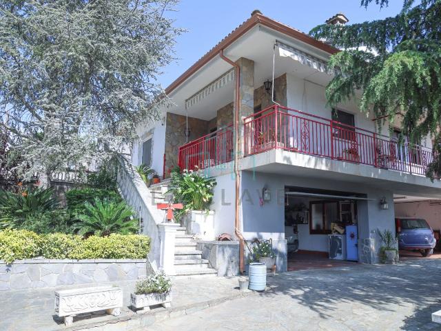Casa en venta en Lliçà d´Amunt. Casa reformada con jardín, terraza y garaje para varios vehículos. Casas Lliçà.