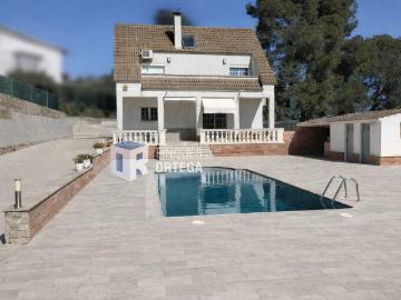 Casa en venta en Lliçà d´Amunt. Chalet con piscina privada y barbacoa en Lliçà dAmunt, Espacio, privacidad y calidad de vida en un entorno residencial. 2026004. Casas Lliçà.