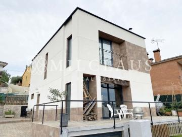 Casa en venta en Lliçà d´Amunt. Exclusiva vivienda unifamiliar con piscina, jardín y garaje para 4 vehículos en un entorno privilegiado de Lliçà d'Amunt. Casas Lliçà.