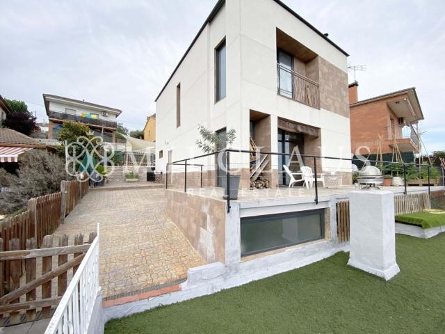 Casa en venta en Lliçà d´Amunt. Exclusiva vivienda unifamiliar con piscina, jardín y garaje para 4 vehículos en un entorno privilegiado de Lliçà d'Amunt. Casas Lliçà.