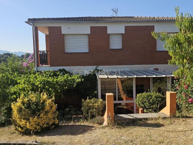 Casa en venta en Lliçà de Vall. Casa familiar con gran jardín, parking, huerto y piscina en Lliçà de Vall. Casas Lliçà de.