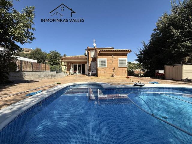 Casa en venta en Lliçà de Vall. GRAN CASA CENTRICA DE OBRA VISTA CON PISCINA SOBRE TERRENO DE 958M EN CAN GORDI LLIÇA DE VALL. Casas Lliçà de.