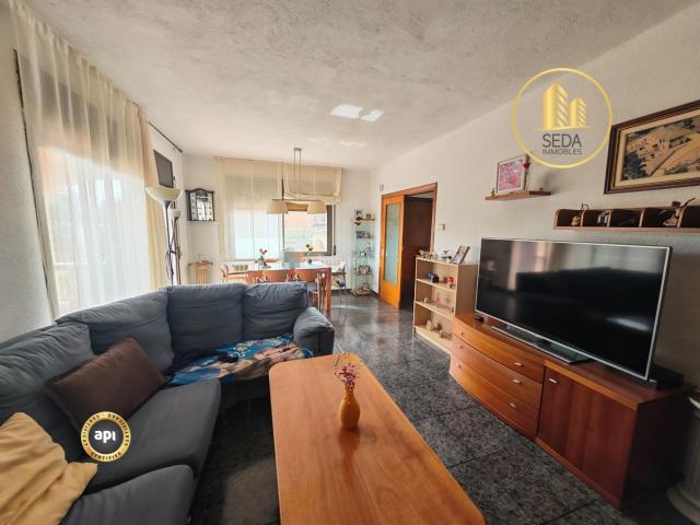 Casa en venta en Llinars del Vallès. Casa con dos espacios independientes y gran parcela en Sant Carles. Casas Llinars del.
