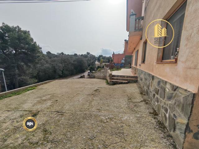 Casa en venta en Llinars del Vallès. Casa con dos espacios independientes y gran parcela en Sant Carles. Casas Llinars del.