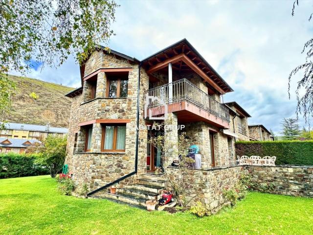 Casa en venta en Llívia Pirineos. Casa pareada en Llívia. Casas.