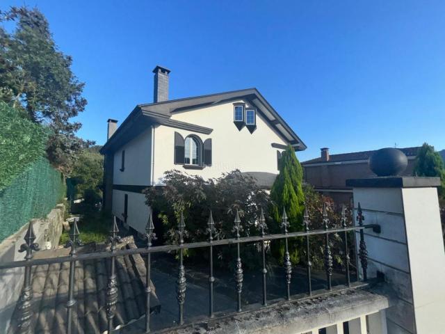 Casa en venta en Llodio. Se vende CASA unifamiliar en LaudioLlodio. Casas.