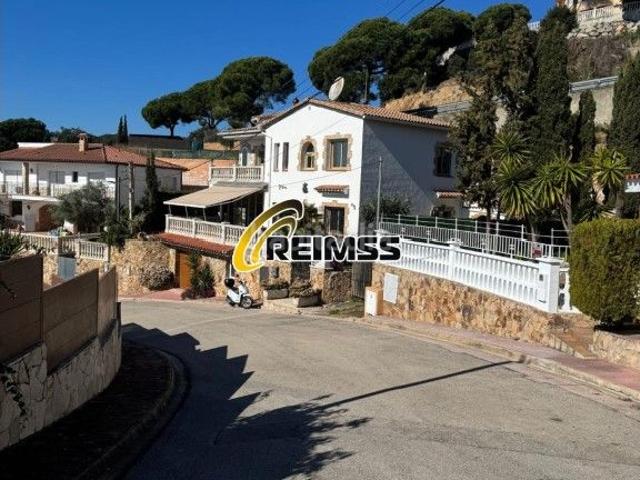 Casa en venta en Lloret de Mar, Canyelles Costa Brava. Casa con espectaculares vistas al mar en la exclusiva Cala Canyelles, Lloret de Mar. Casas Lloret de.