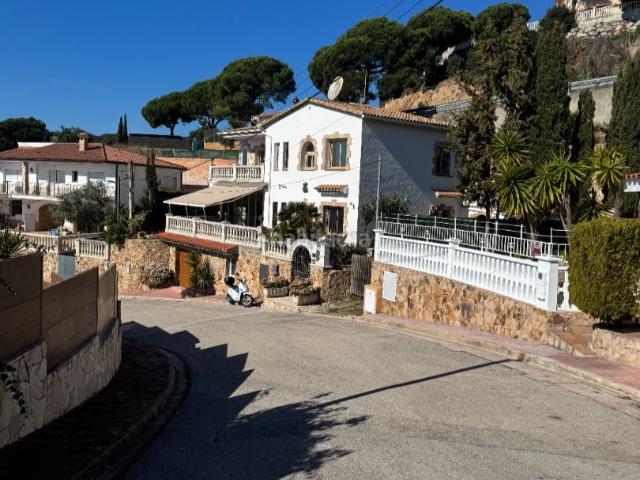 Casa en venta en Lloret de Mar, Canyelles Costa Brava. Casa con espectaculares vistas al mar, playa de Canyelles a 10 minutos a pie. Casas Lloret de.