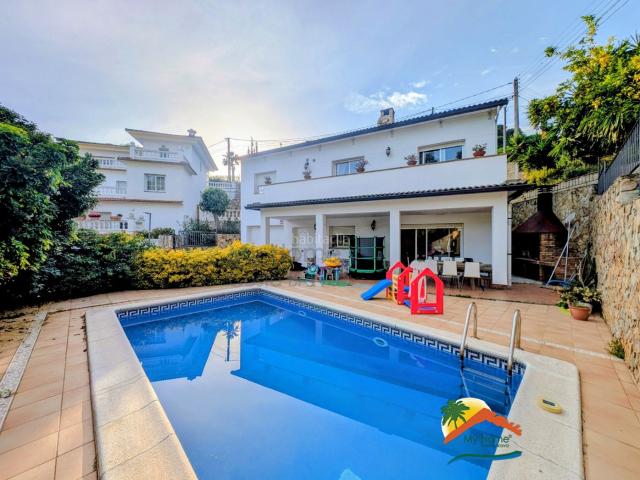 Casa en venta en Lloret de Mar, Canyelles Costa Brava. R02641 BONITA CASA CON PISCINA A SOLO 5 MINUTOS A PIE DE LA PLAYA DE CALA CANYELLES, LLORET DE MAR. Casas Lloret de.