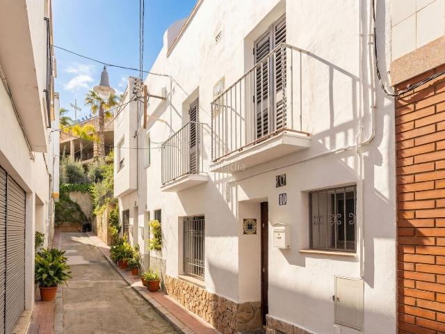 Casa en venta en Lloret de Mar, Centre Costa Brava. Casa pareada totalmente reformada con encanto mediterráneo, lista para entrar a vivir, a 150 m de la playa en Lloret de Mar. Casas Lloret de.