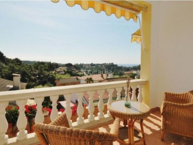 Casa en venta en Lloret de Mar, Centre Costa Brava. Villa con apartamento independiente, piscina y vistas al mar en Lloret. Casas Lloret de.
