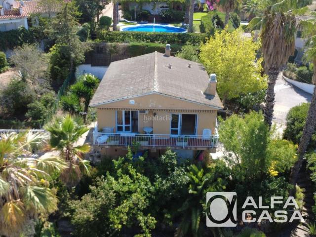 Casa en venta en Lloret de Mar, Fenals Costa Brava. Casa con licencia turística en Fenals, Lloret de Mar, con vistas al mar y dos viviendas independientes. Casas Lloret de.