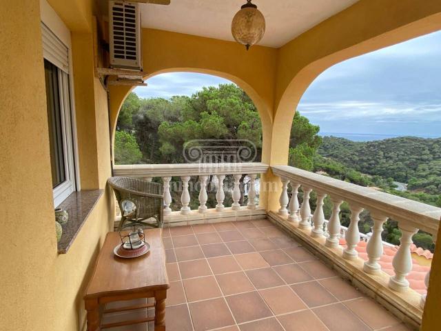 Casa en venta en Lloret de Mar, Serra Brava Costa Brava. Casa con piscina y placas solares en La Font de Sant Llorenç. Casas Lloret de.