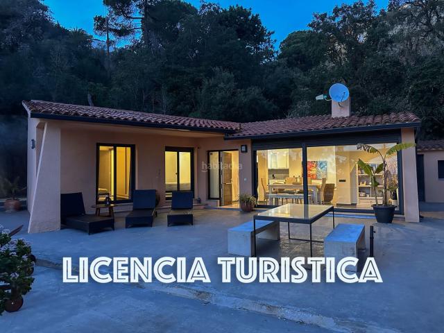 Casa en venta en Lloret de Mar, Serra Brava Costa Brava. CASA DE 4 HABITACIONES CON PISCINA Y GARAJE Y LICENCIA TURÍSTICA EN SERRA BRAVA. Casas Lloret de.
