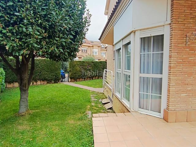 Casa en venta en Logroño, Avenida Madrid. CHALET INDEPENDIENTE EN URBANIZACION ROSALEDA CON MAS DE 200 METROS DE JARDIN. Casas.